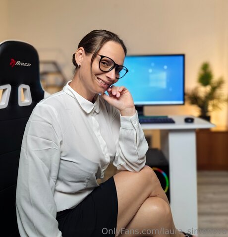 Laura Simonova model sexy foto