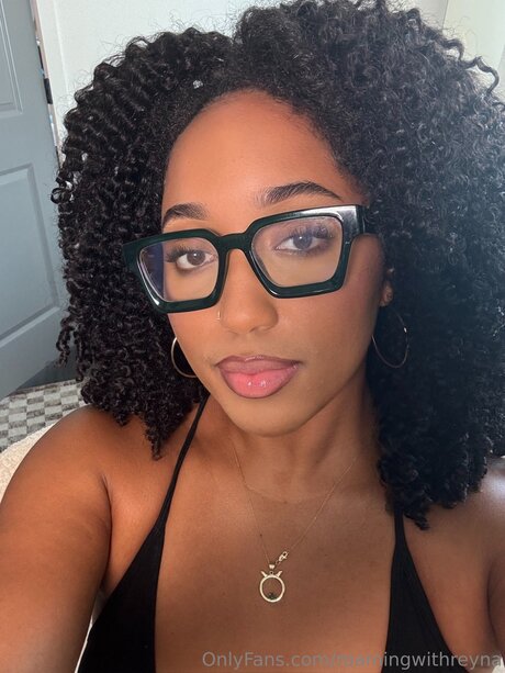 Roamingwithreyna model nacktheit bilder