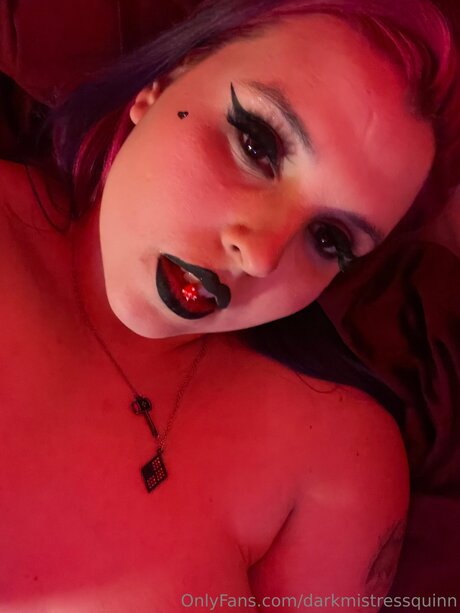Darkmistressquinn nackt sex bild