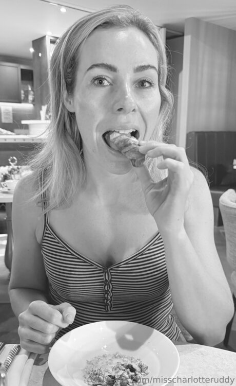 Misscharlotteruddy erwachsene nacktheit archiv