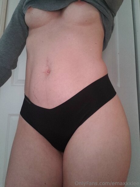 Emaxxxlee nackten bild