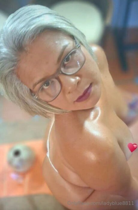 Ladyblue8811 nackt sexy bild