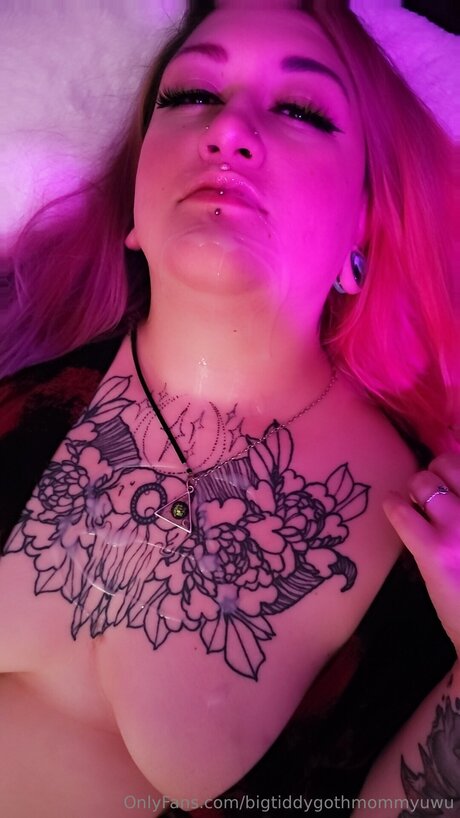 Bigtiddygothmommyuwu exklusive hübsche bilder