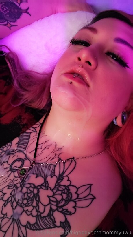 Bigtiddygothmommyuwu xxx galerie