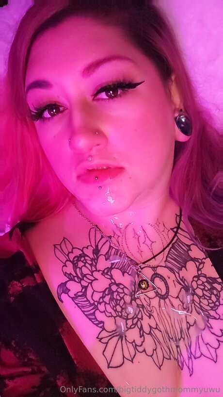 Bigtiddygothmommyuwu perfekte sex bilder