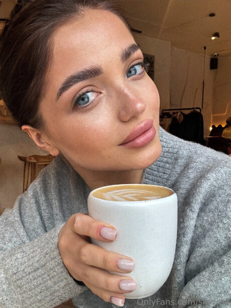 Sky Me erwachsene nackt bild