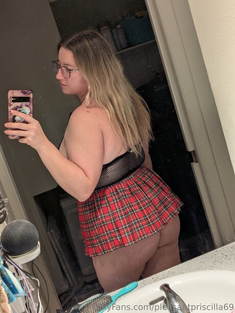 Pleasantpriscilla nacktheit pornographische fotos