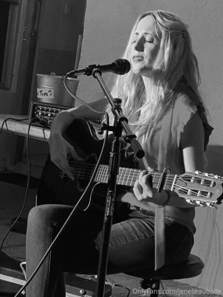 Jenelleaubade nacktheit exklusive bild