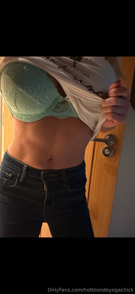 Hotblondeyogachick exklusive erotische bilder