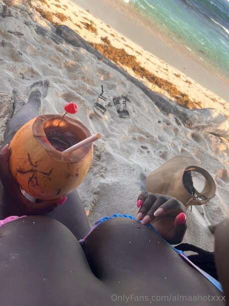 Almaahotxxx schauspielerin perfekte foto