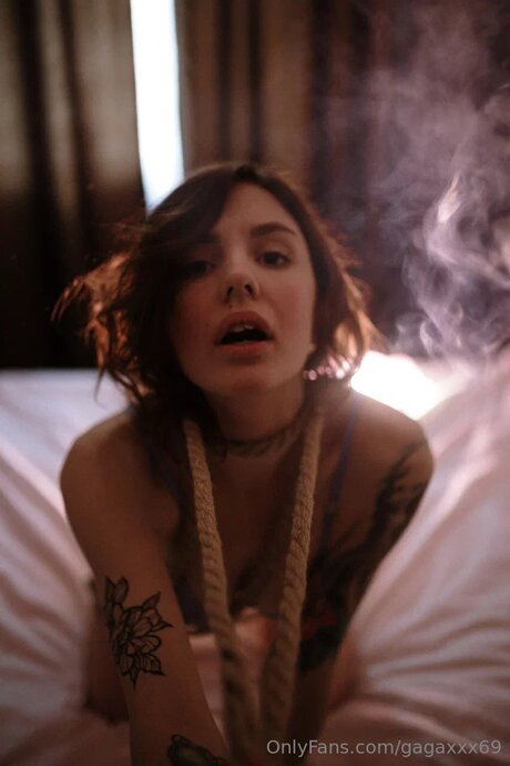 Cherrygaga schauspielerin schöne archiv