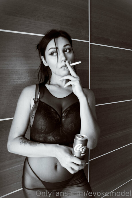 Evokemodel nackt hd bild