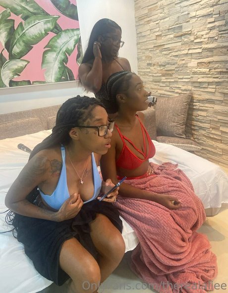 therealaliee exklusive schöne bild