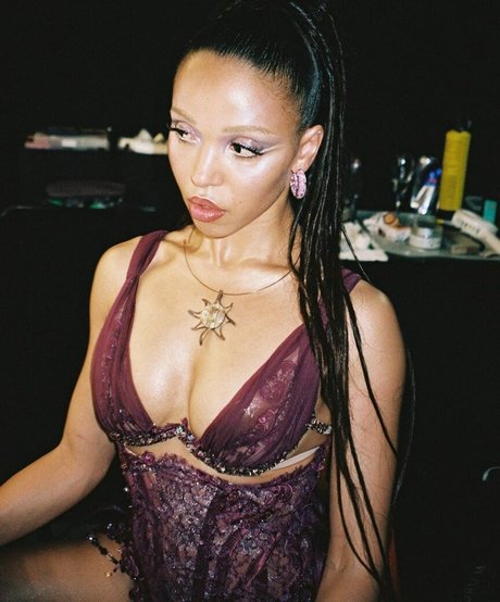 FKA Twigs kunst erotische archiv