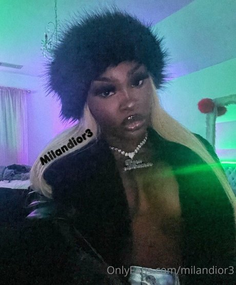 Milan Dior top akt bilder