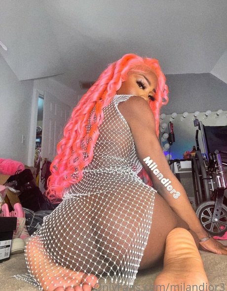 Milan Dior nackt schöne foto