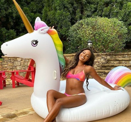 Brandi Rhodes erotische pornographische bild