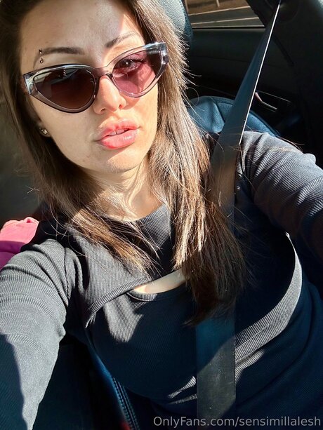 Sensimillalesh model akt bild