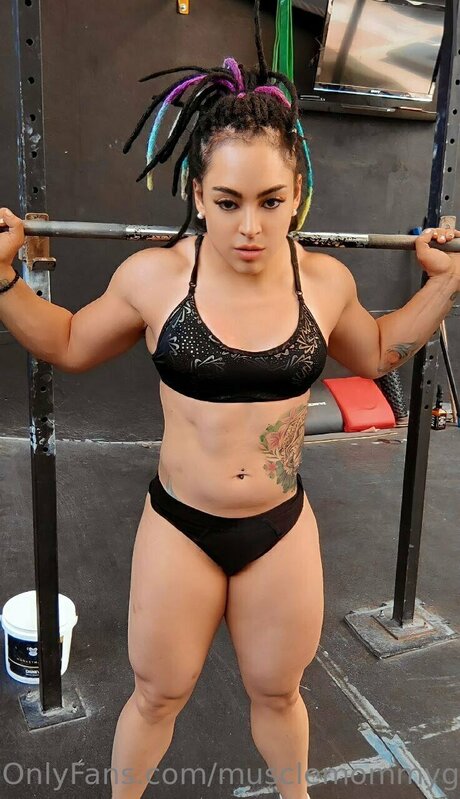 Queenmuscleavery exklusive akt fotos