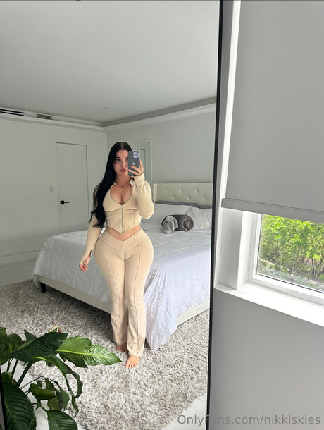 Nikkiskies top akt archiv