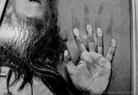 U445532880 nackt top foto