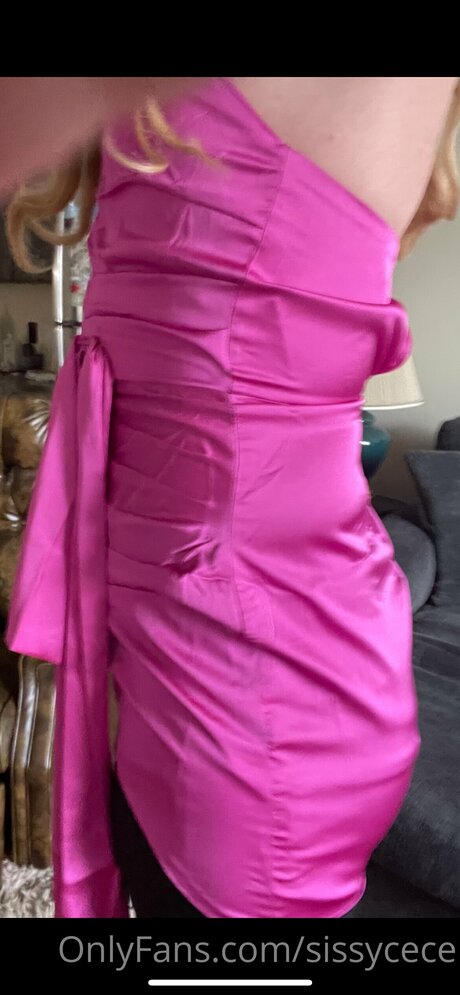 Sissycece model nackt foto