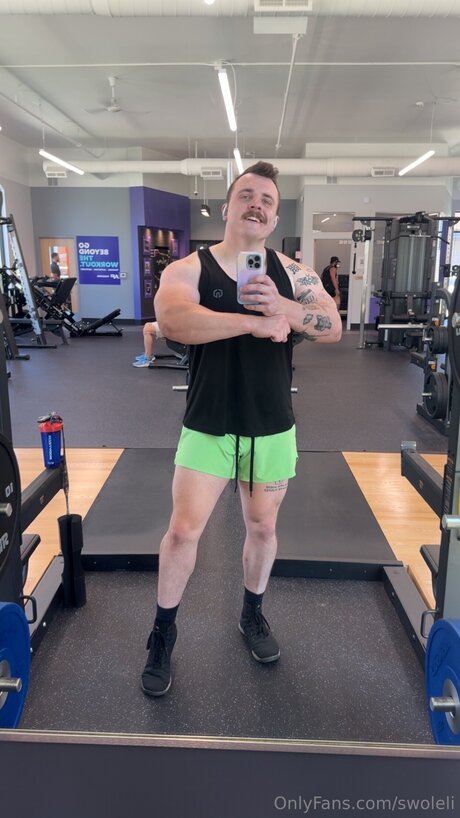 Swoleli erwachsene perfekte bilder