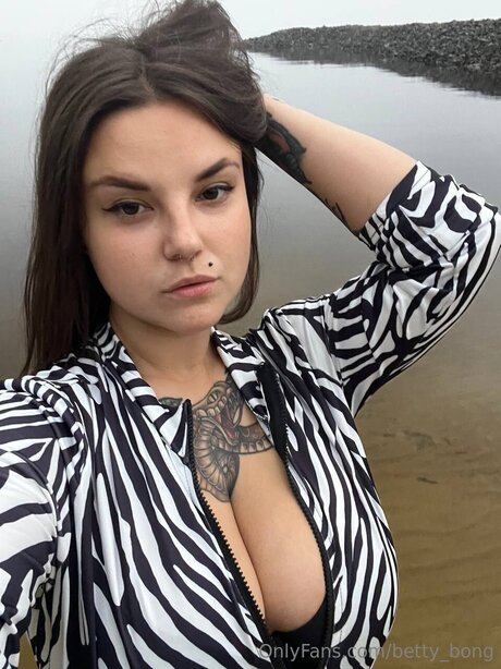Betty Bong schöne akt fotos