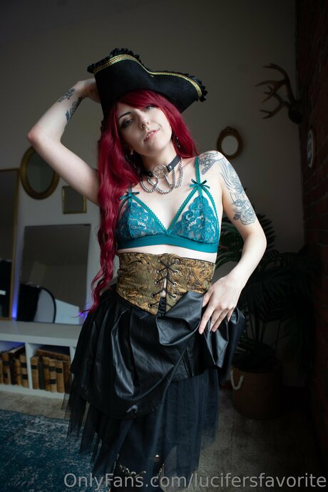 Lucifersfavorite erwachsene nette foto