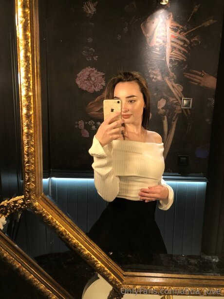 Afina Love freie akt foto