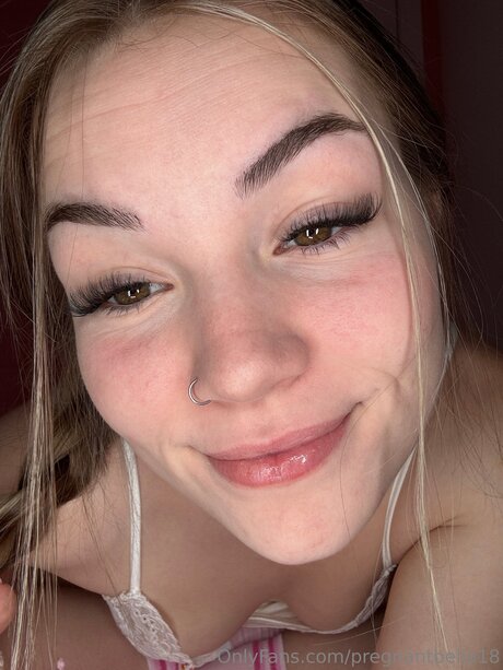 Pregnantbella18 nackt akt archiv