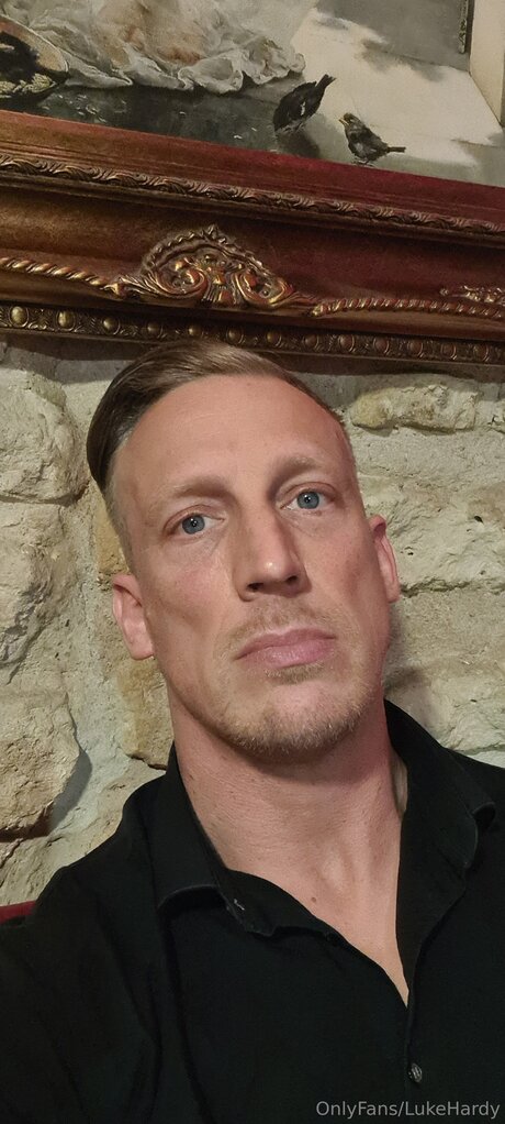 Lukehardy nacktheit bild