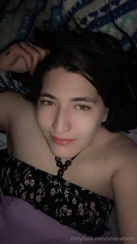 Umbrahiem nackt hübsche archiv