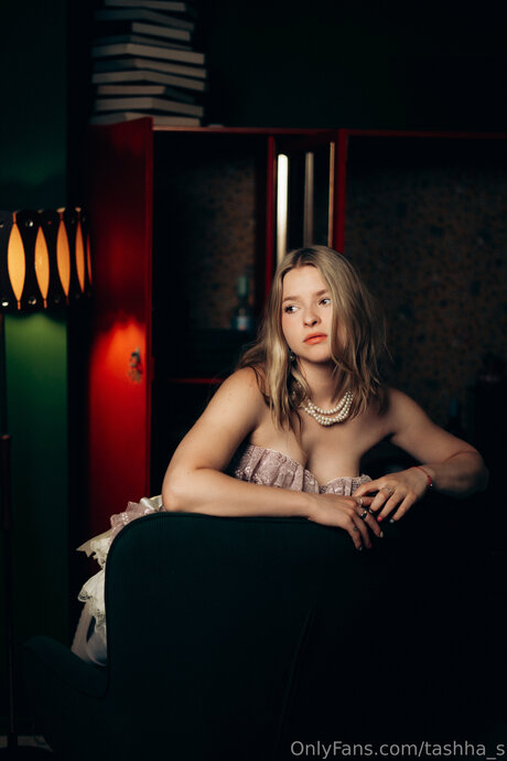 Tashha S model erwachsene bild