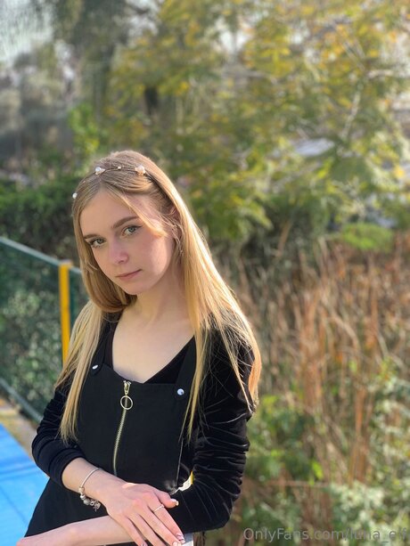 Arya Lune nackt hübsche bilder