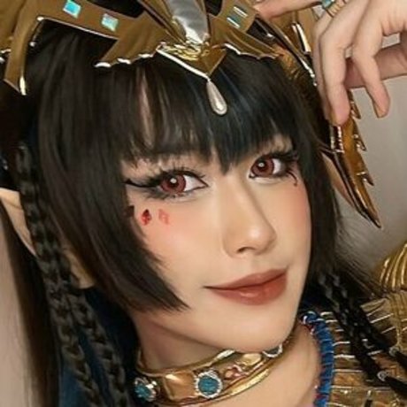 EarniesHime model kunst galerie