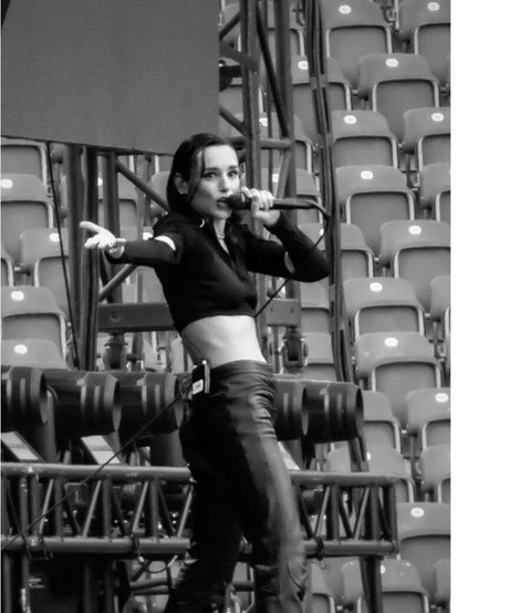 Jehnny Beth perfekte erwachsene bilder