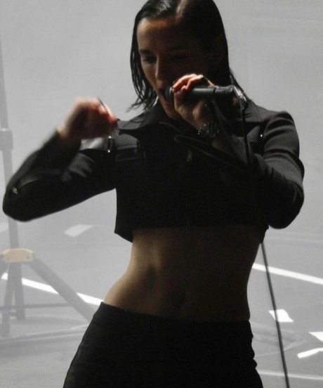 Jehnny Beth kunst pornostar bilder