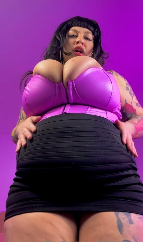 vollbusige brünette onlyfans erwachsene top bild