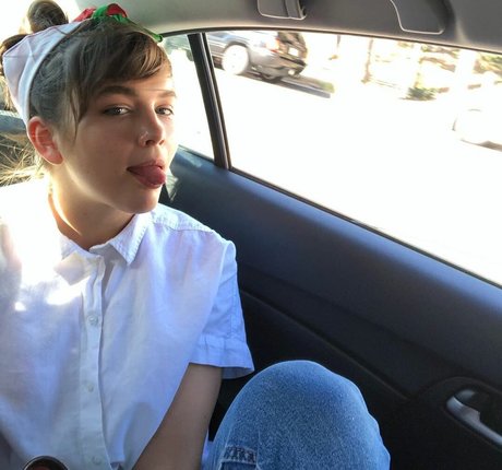 Chloe East schauspielerin nette bild