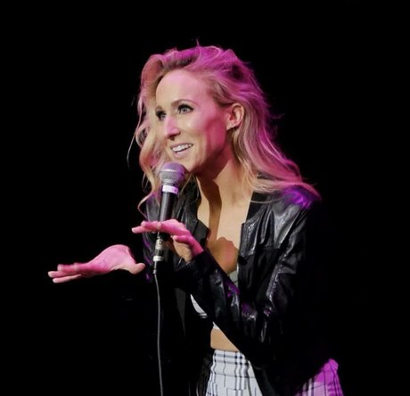 Nikki Glaser schauspielerin nackte archiv