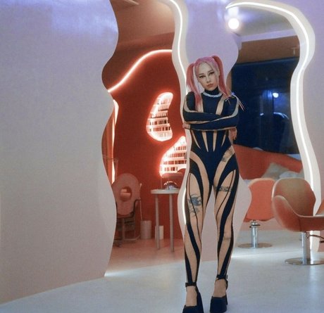 Young Leosia top akt bild