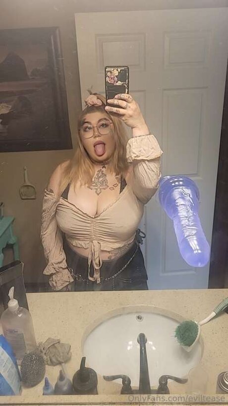Eviltease xxx nackt bild