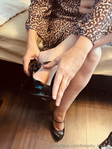 Breasty Beauty nacktheit bild