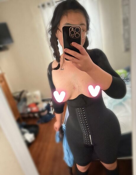 Aroomi Kim model archiv