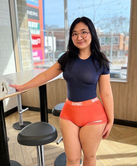 Aroomi Kim model kostenlose archiv