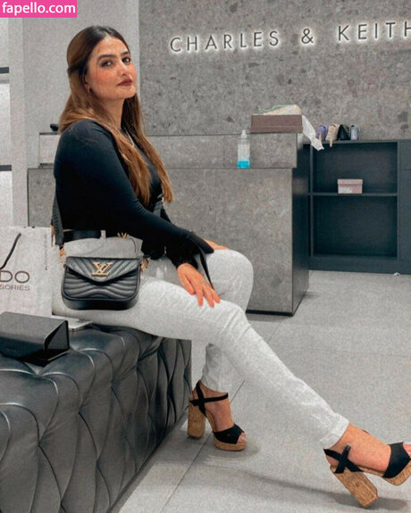 Sassy Poonam freie nackte bild