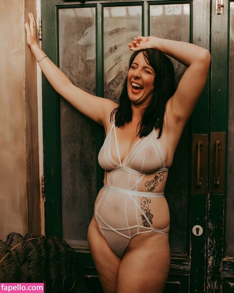 knee deep in life schauspielerin freie bild