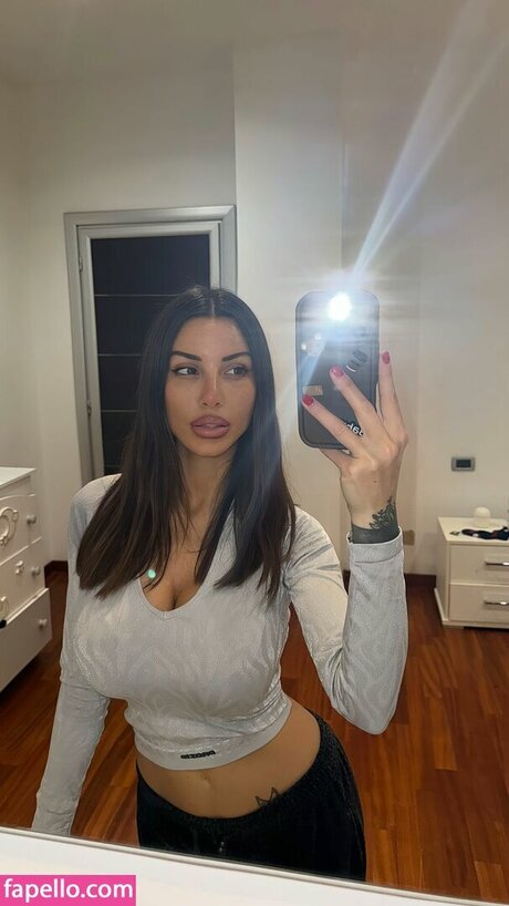 Oriana Tubiolo hübsche akt bild