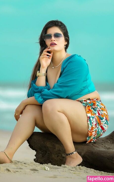 Pavitra Poojary Bilder